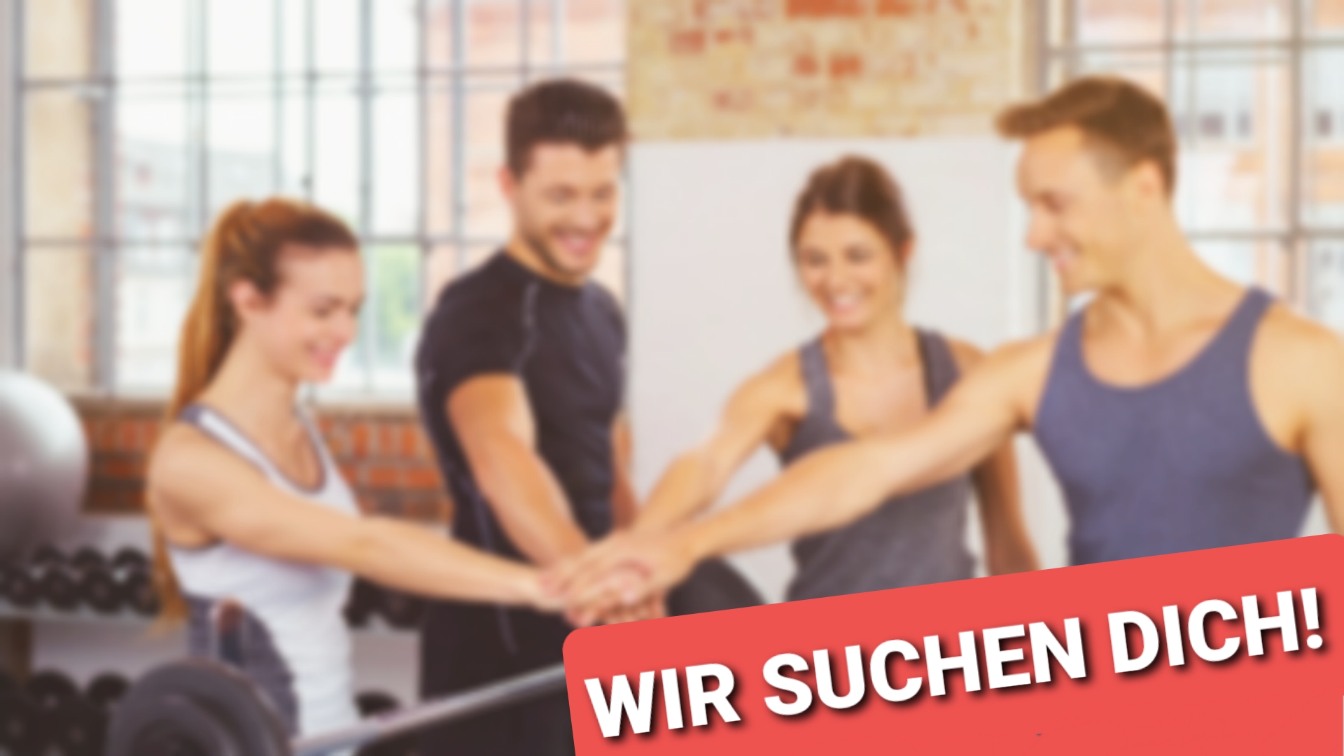 Vier Personen beim gemeinsamen Team-Moment im Fitnessstudio